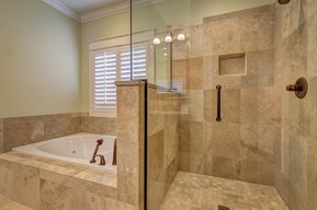 sandfarben gefliestes Badezimmer mit Dusche, Badewanne