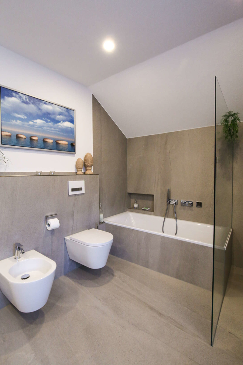 modernes Badezimmer mit Toilette und Bidet