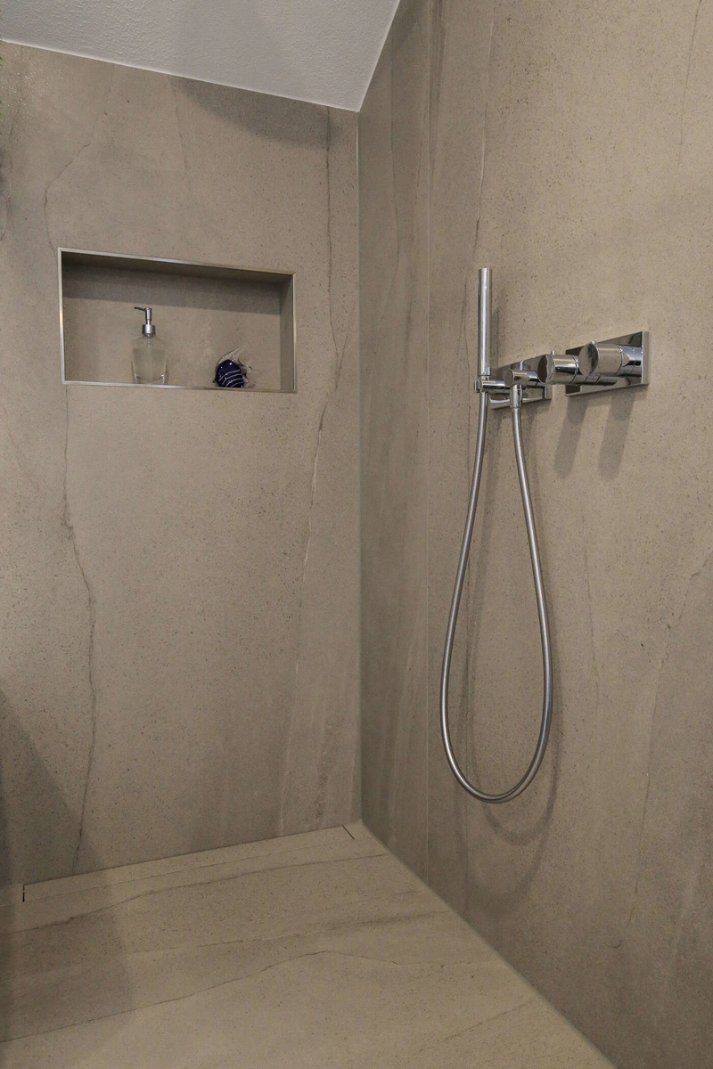 Moderne Dusche mit eingebauter Ablage