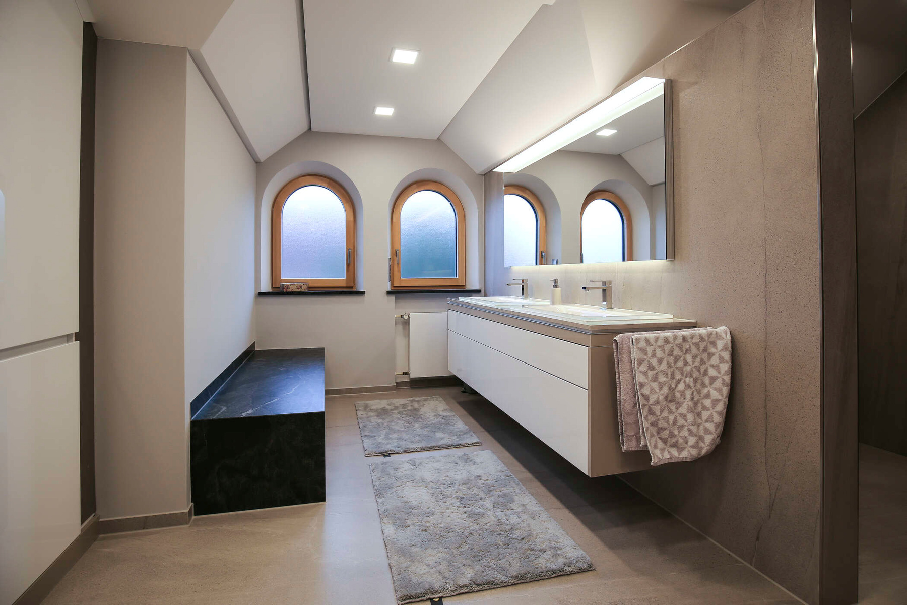 moderne Badezimmer mit Doppelwaschbecken und Sitzfläsche