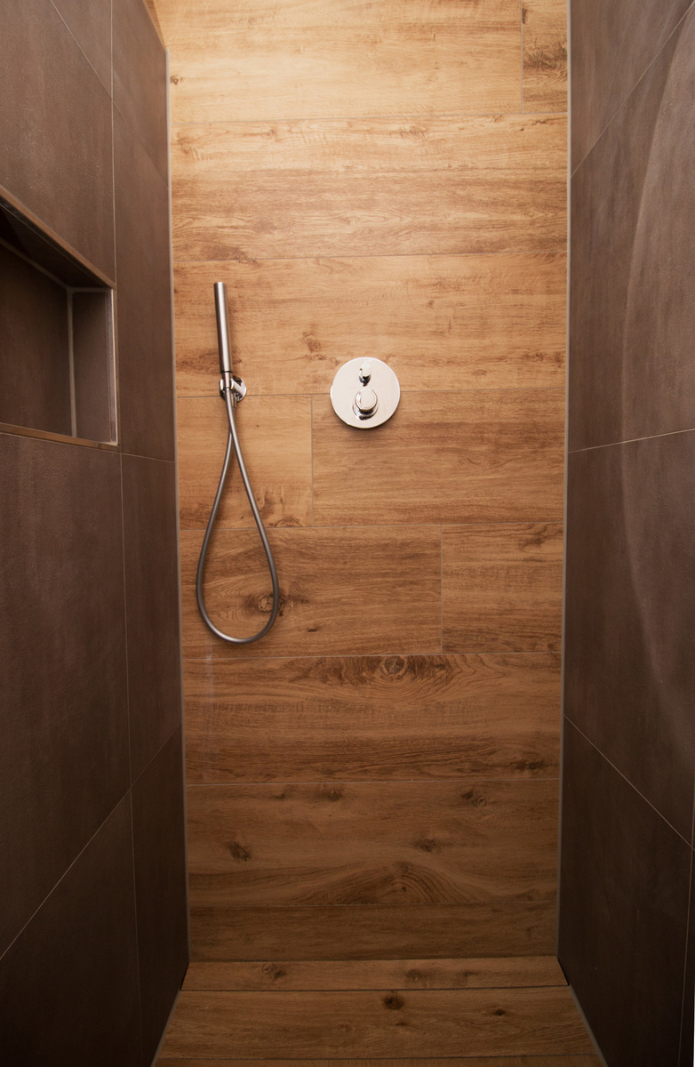 Dusche im Holzdesign