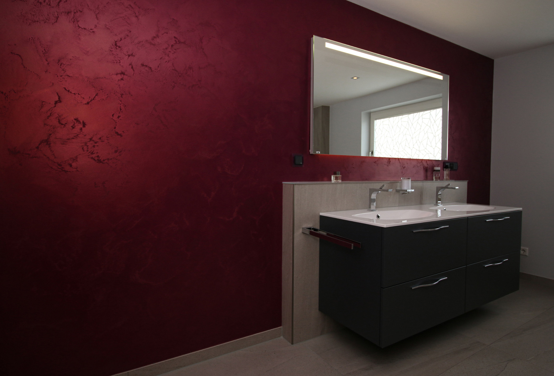 Badezimmer mit roter Wand